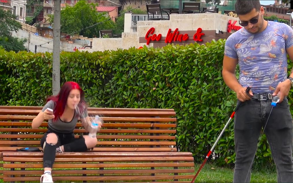 欧美街头整蛊装盲人在路边次数美女看到直接喷水