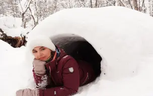 Download Video: 女孩独自在森林里的雪屋过夜