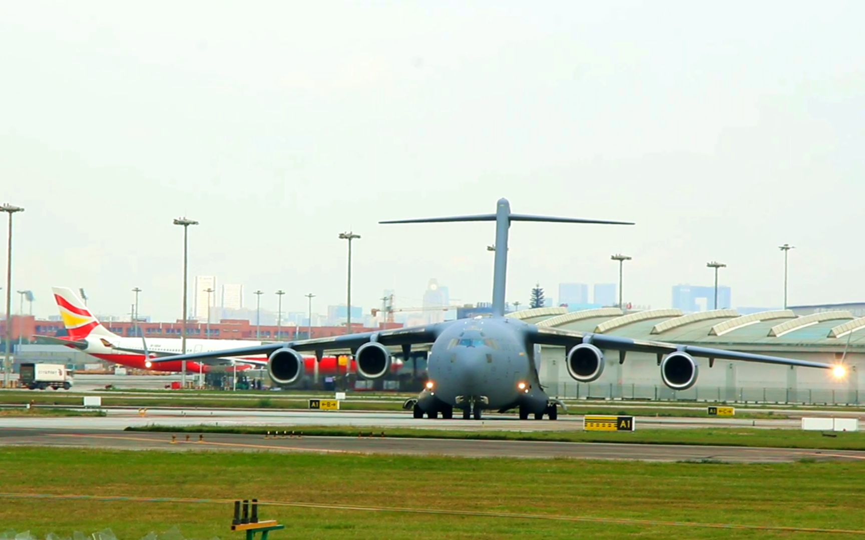 在成都双流机场1小时内先后拍到运20和阿联酋c17起飞,太强悍了