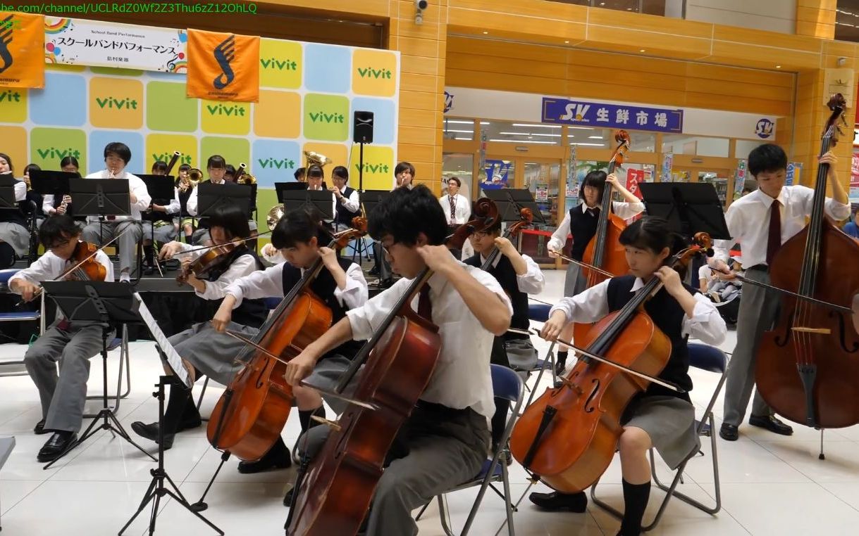 [图]高中生演奏 苏佩 轻骑兵序曲 超市音乐会