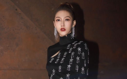 中国内地著名流行乐女歌手,影视演员弦子小姐经典旗袍造型(1)