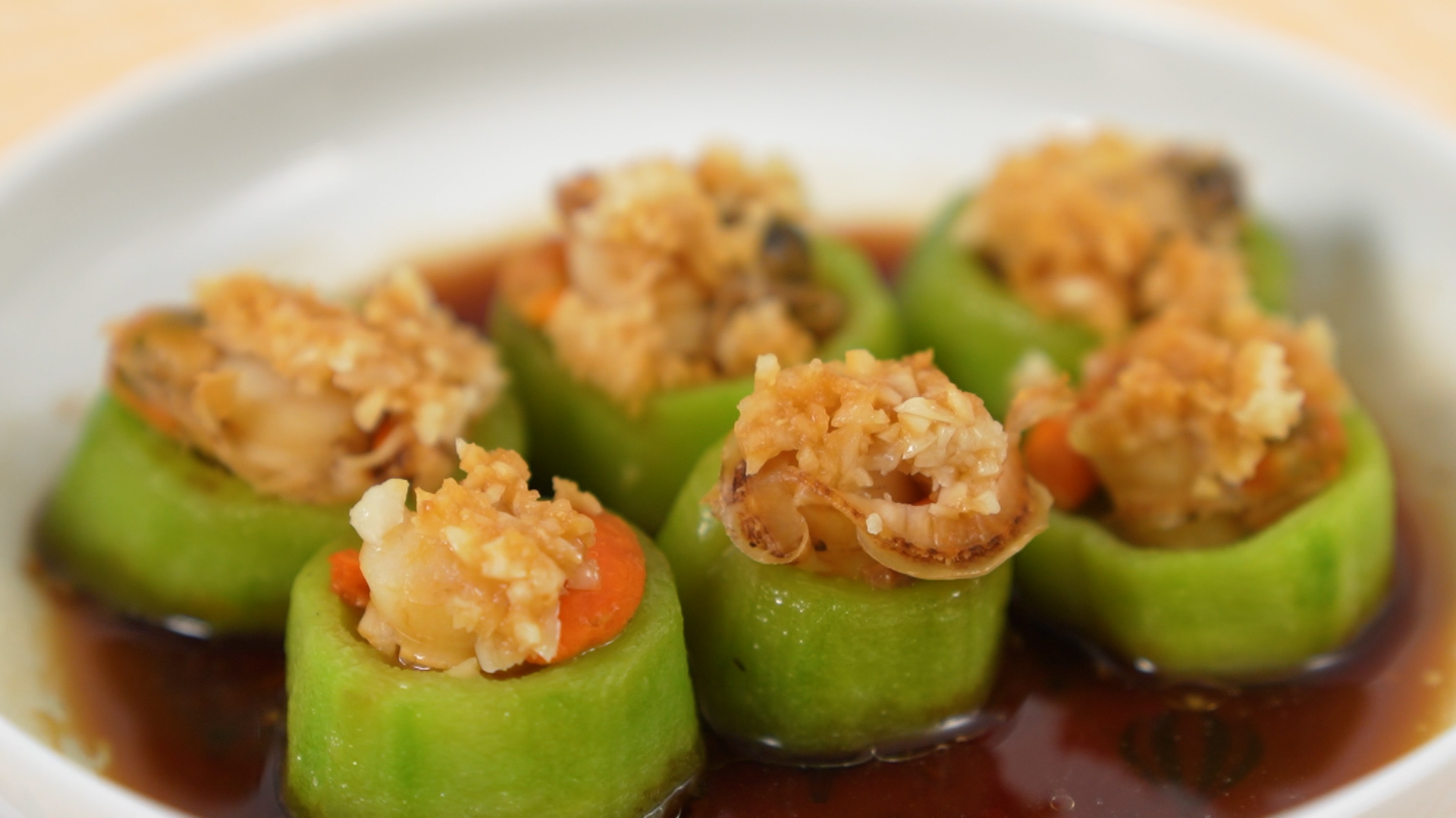 孕初期食谱:丝瓜蒸扇贝,富含不饱和脂肪酸,可提高孕妈免疫力.