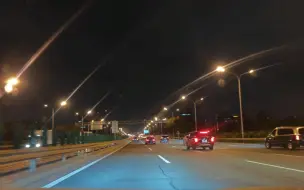 Download Video: 【空镜】夜晚马路上行驶的汽车，手机拍的，需要素材的评论区吱一声就行