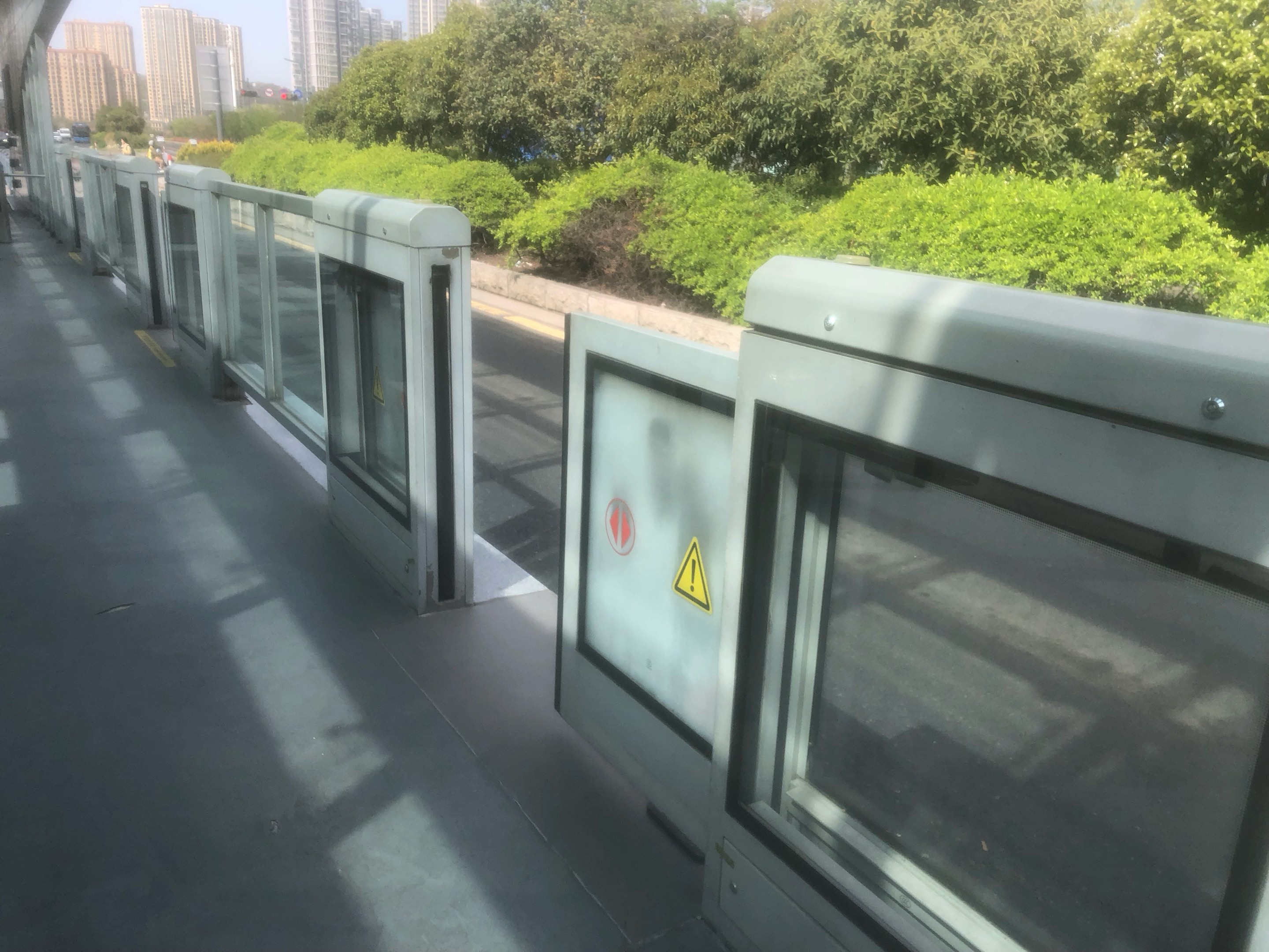 连云港brt五羊路站台的屏蔽门突发故障