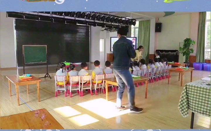 [图]幼儿园公开课｜中班科学｜会跳舞的泡泡，小朋友能感知到毛线、棉手套可以接住泡泡，还能轻轻弹起的有趣现象，感受到泡泡可以“跳舞”的神奇，体验玩泡泡的快乐。在活动实验