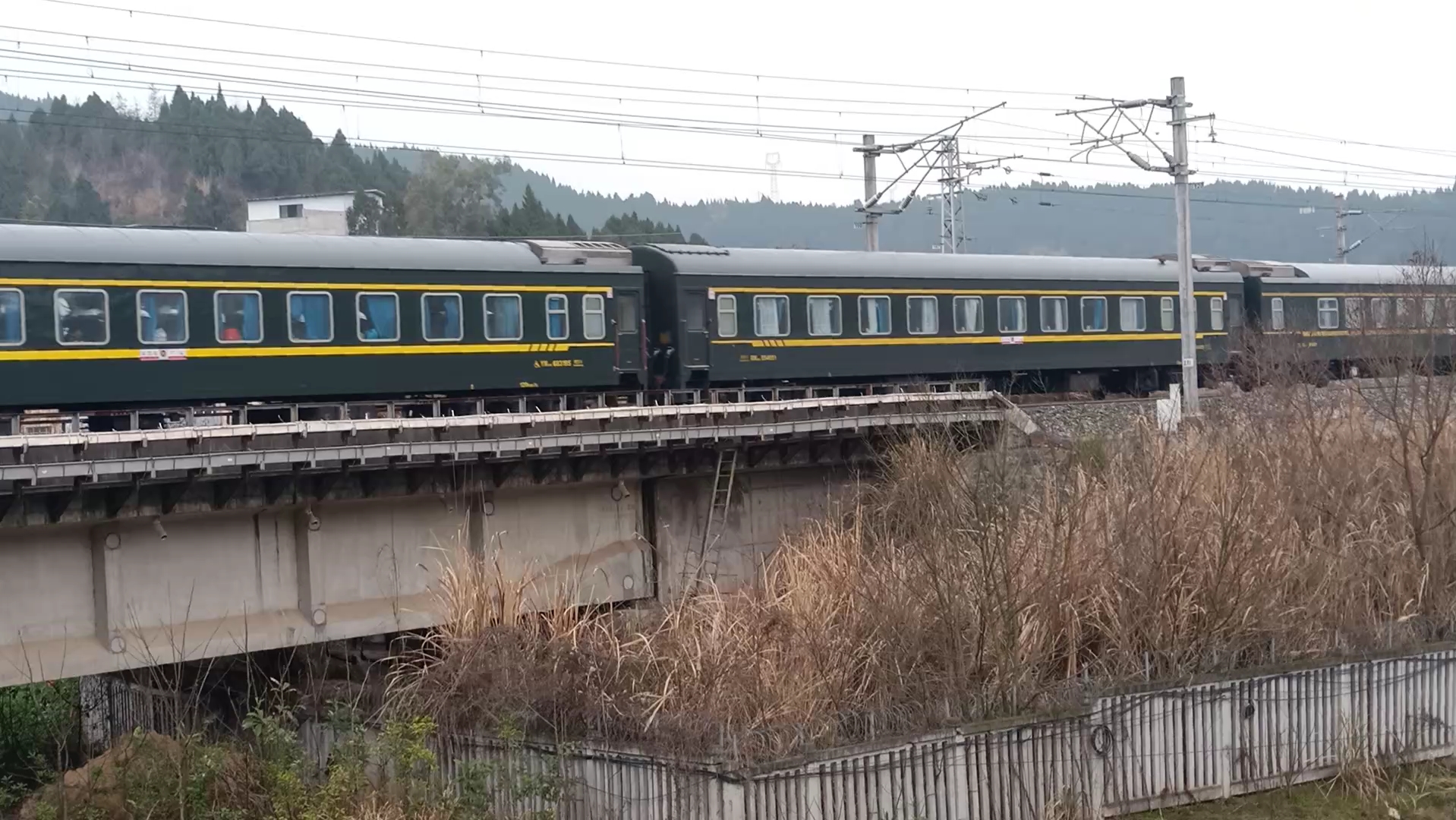 兰渝铁路hxd3c-0418牵引k777(东莞东-广元)次进南部站南部站 司机