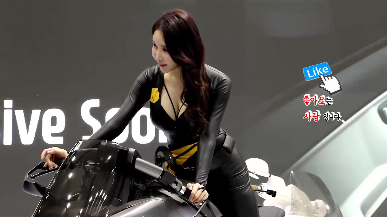 韩国摩托车展上的养眼模特,这曲线可比车子好看多了!