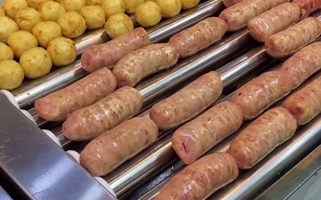 你真好 你只是一根躺在暖灯下旋转的便利店烤肠 不用上学不用早起不用