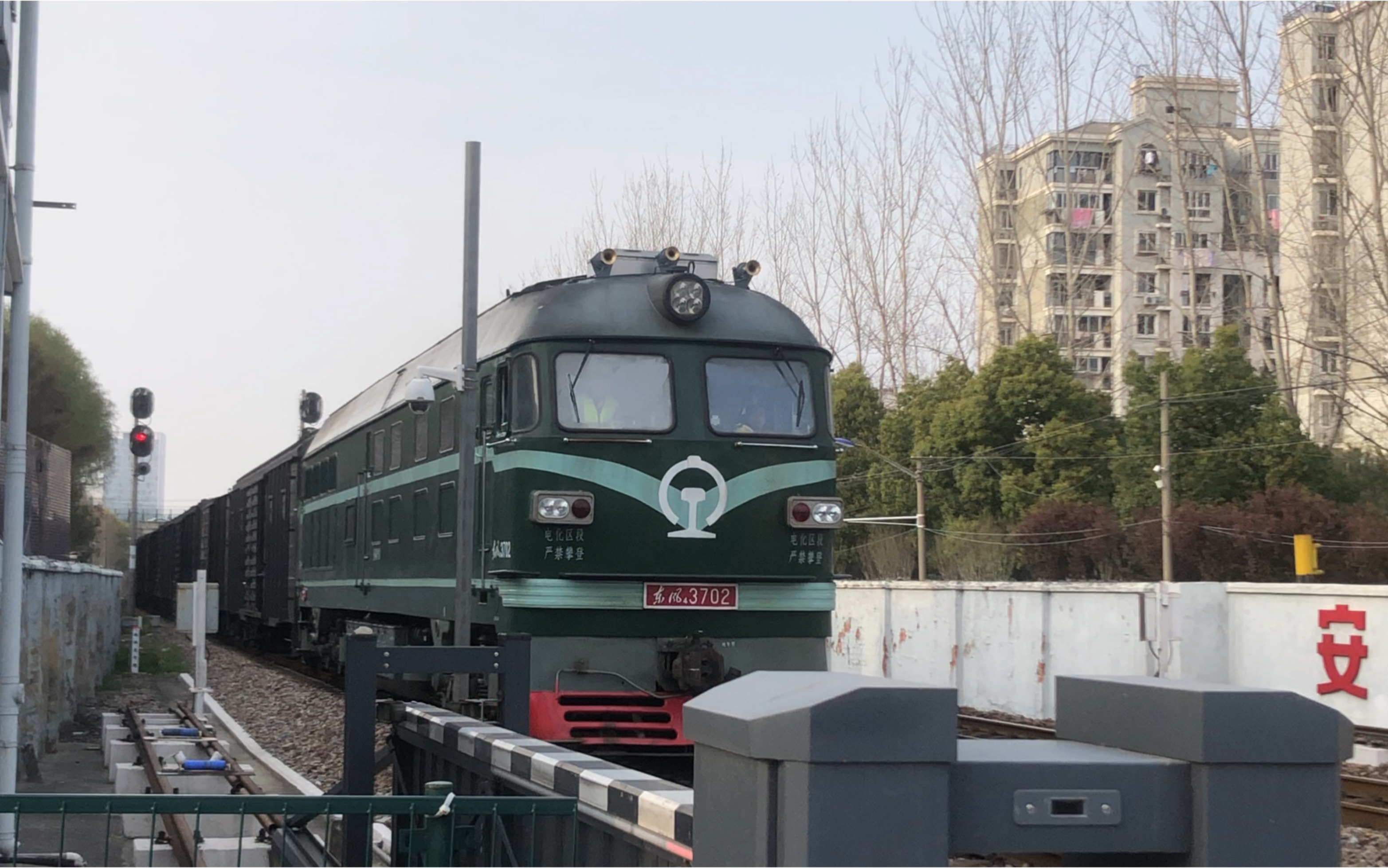 df4b-3702牵引货列47600过南何线k4 553古浪路道口