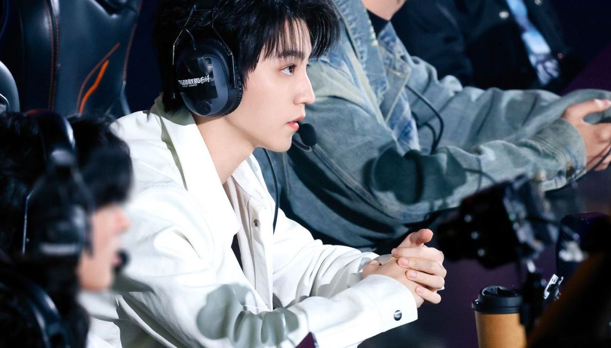 【王俊凯】"把孤独藏进耳机"