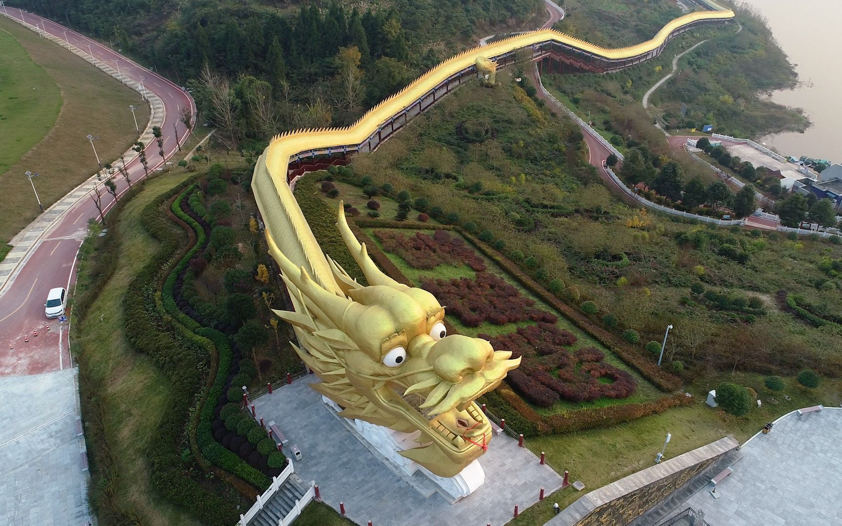 贵州大山发现一条大金龙,长达999米,盘踞在乌江边