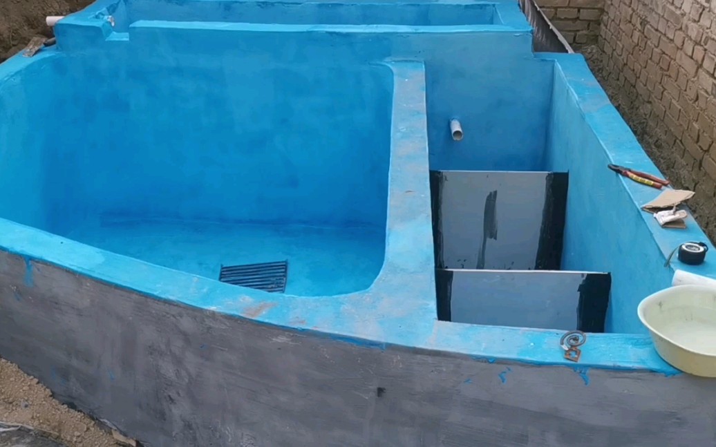 景观鱼池的整体框架已经完成,防水也已做好,正在做翻水板