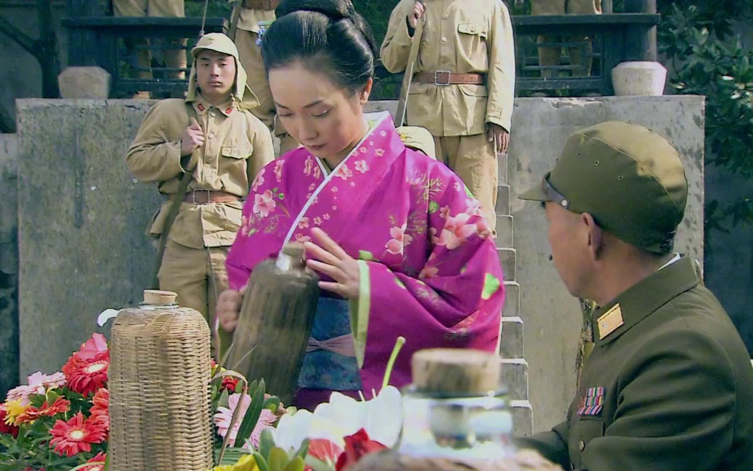 美女胆大包天,混进鬼子军营,水壶放炸弹炸死大佐,精彩!