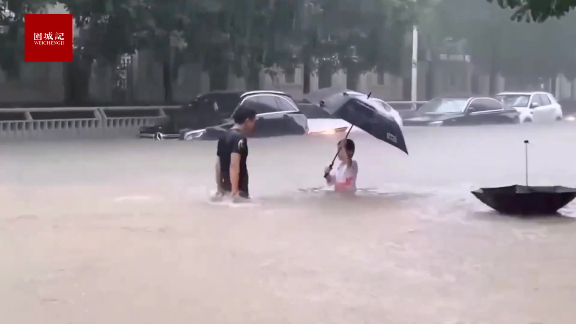 河南郑州720特大暴雨持续,一小时降雨量258毫米前所未见,全市成湖泊,交通全瘫痪哔哩哔哩bilibili