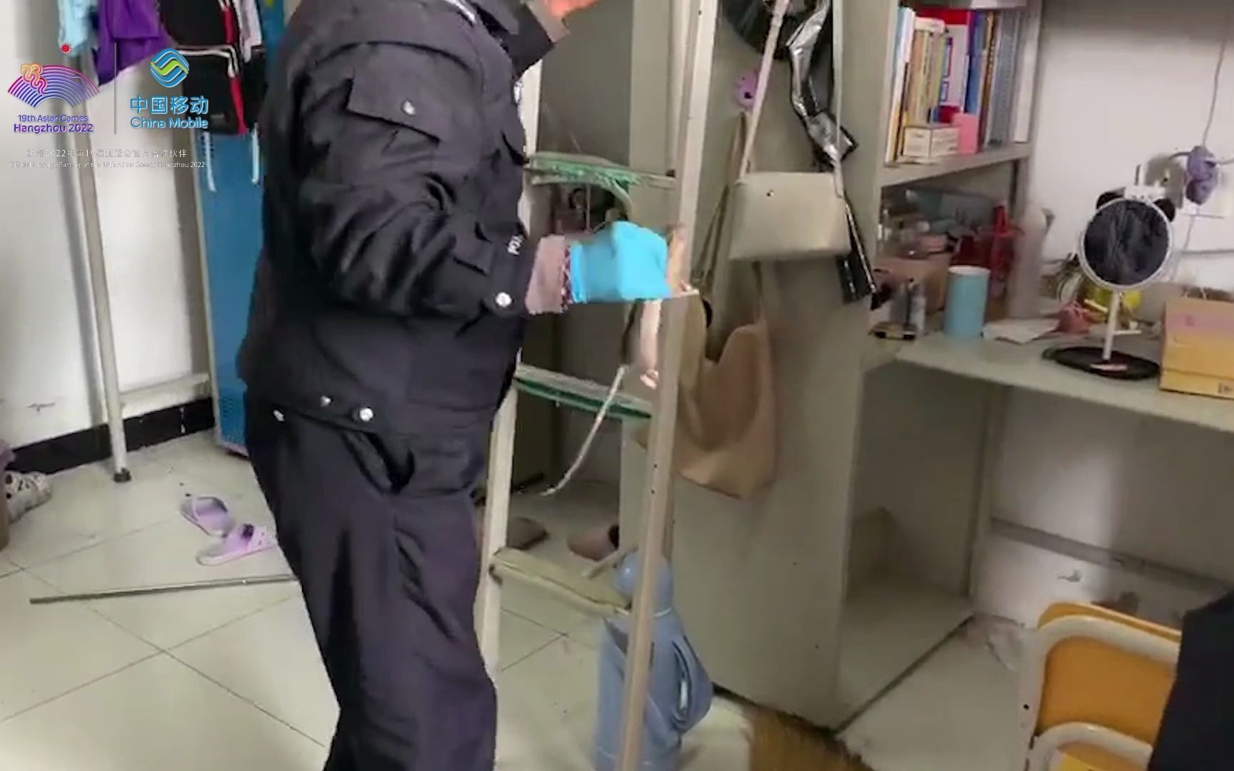 老鼠窜进大学女生宿舍尖叫中保安大叔徒手擒拿