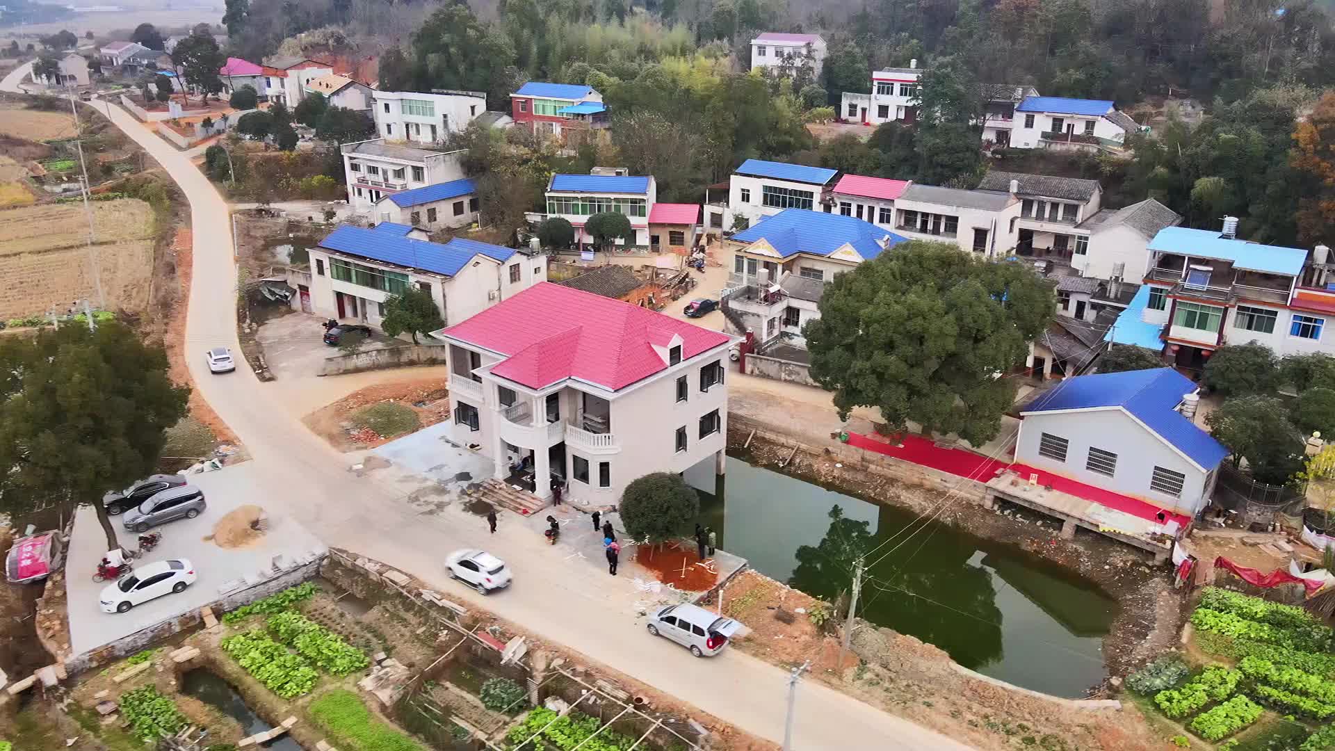 航拍湖南农村二层自建房,估计是没有地,竟然建在池塘里