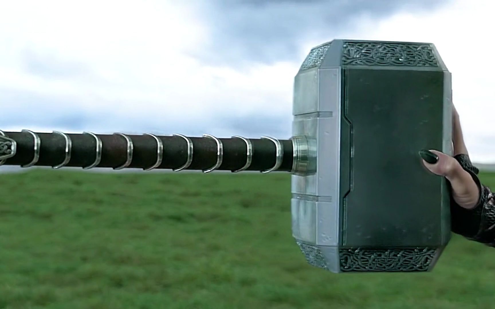 海拉:无限手套?垃圾武器!又来雷神之锤,海拉不屑一顾:豆腐渣