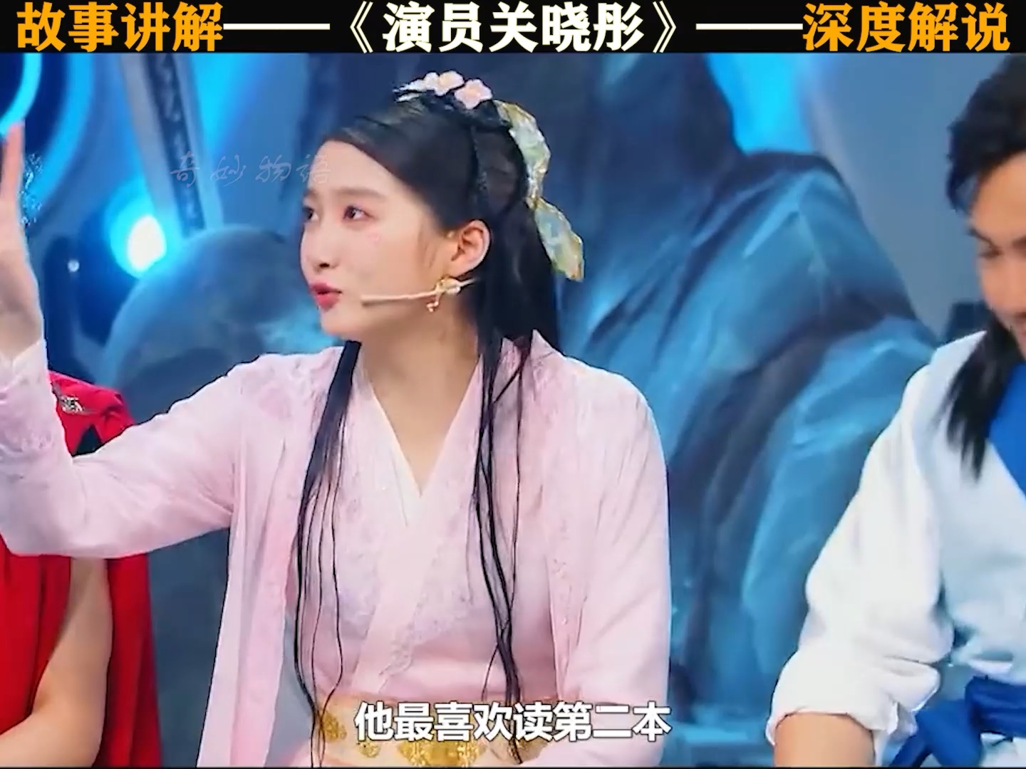 直到看到关晓彤满头汗水低头吃面,我才知道内娱对待女星有多苛刻