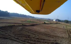 Скачать видео: 在田野低空盘绕