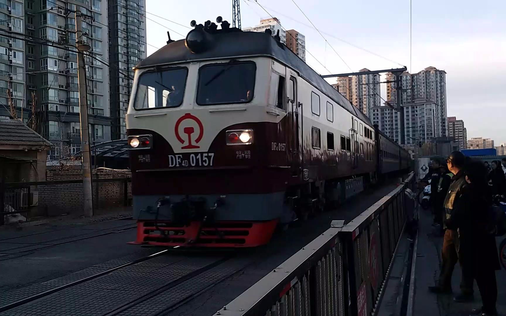 【中国铁路】内燃的轰鸣,纯正的绿皮车,车轮与轨缝