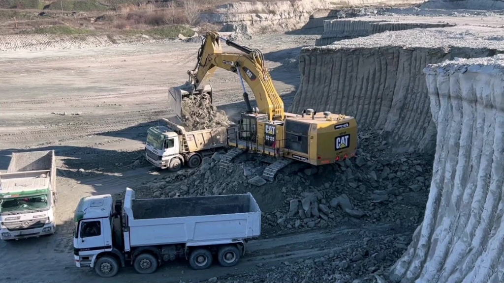 工地苦力担当:卡特彼勒6015b