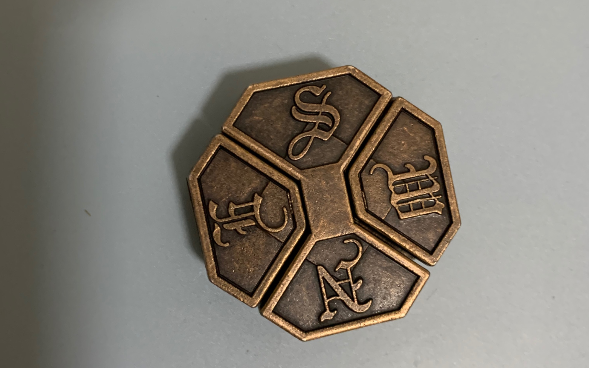 八卦锁的正确解法,是先把它转晕,然后趁它不注意,把它分开