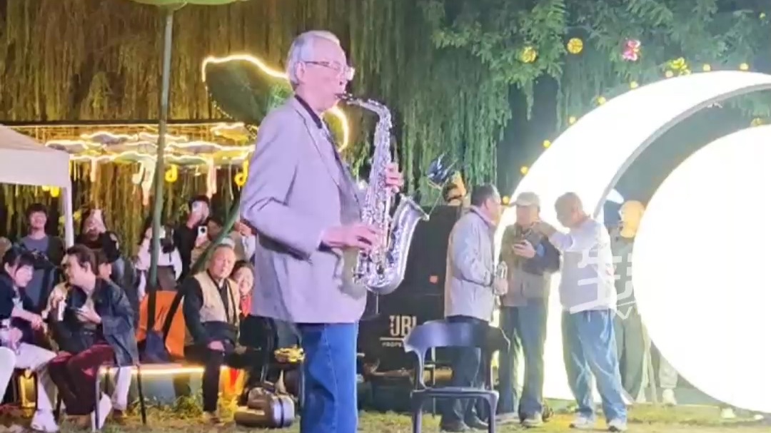 大明湖畔“萨克斯大爷”火出圈！大家最期待的曲目还是《小苹果》，旋律一响，全场拿起手机拍摄