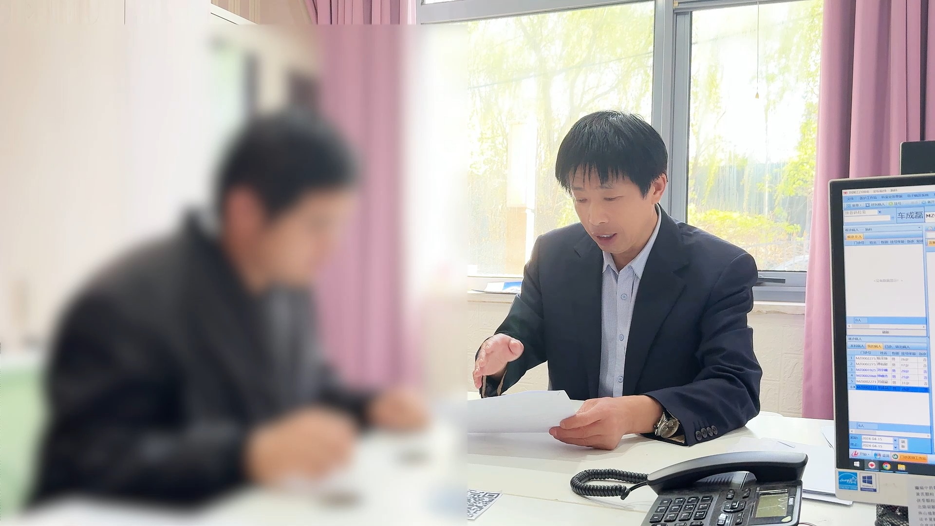 刘国江主任详细叮嘱患者出院后的注意