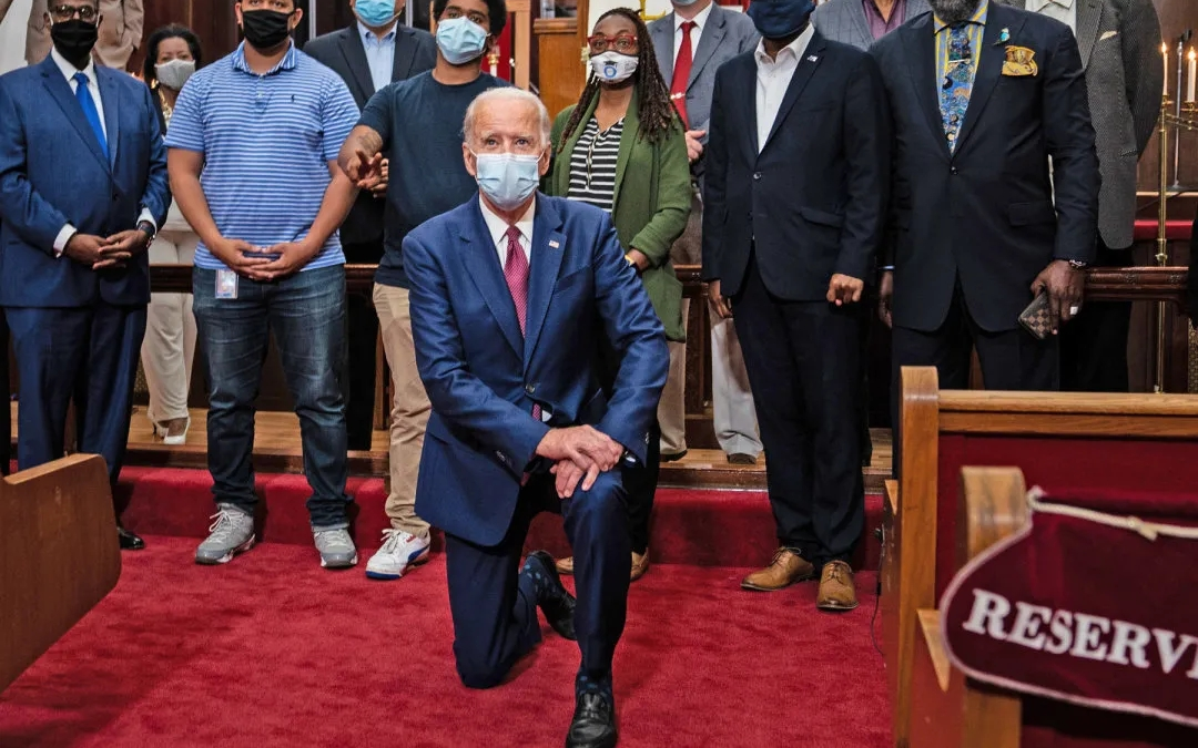 拜登为什么老是爱下跪