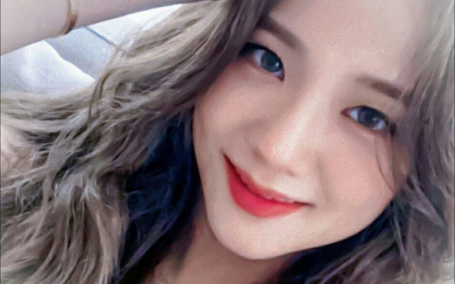 jisoo宝的笑容真的太治愈啦