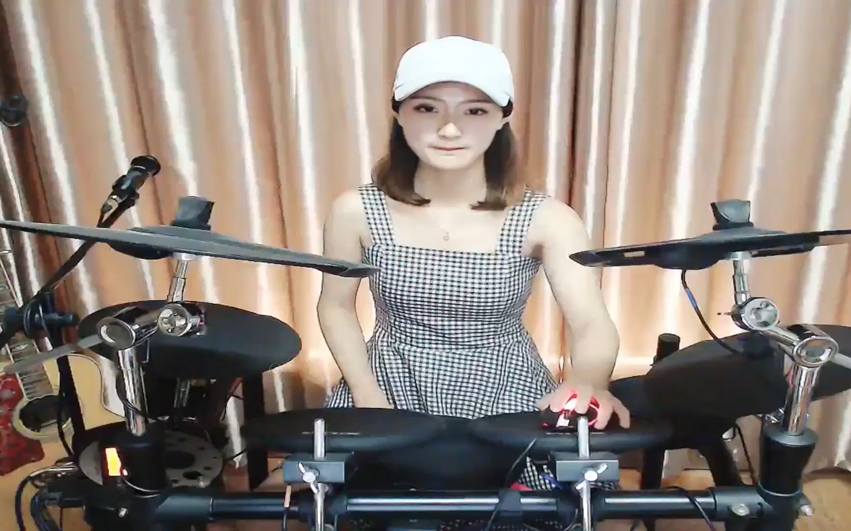 美女主播二琳架子鼓表演《风的季节》令人陶醉着迷,非常好听!