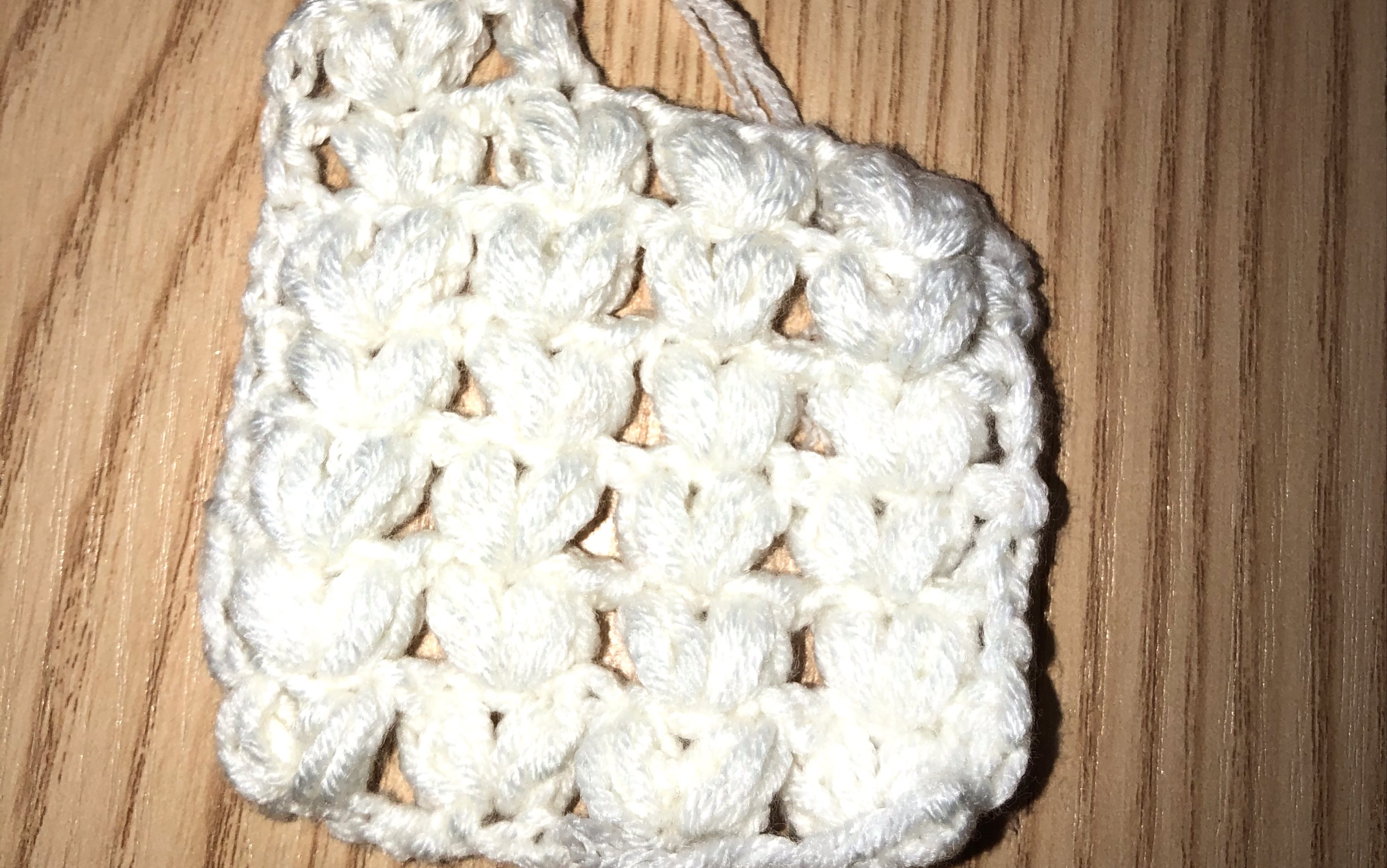 钩针编织枣形针的编织利用3针中长针的枣形针钩出的花样可用于小挎包