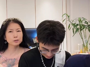 章章和小唐抱在一起！相爱的人要一直在一起