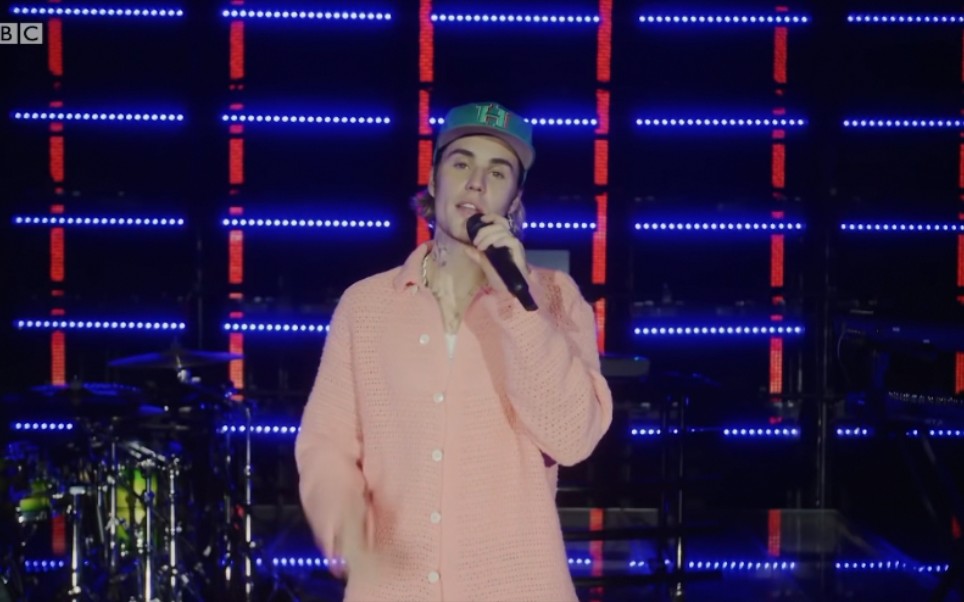 贾斯汀比伯红鼻子日表演热单holdon