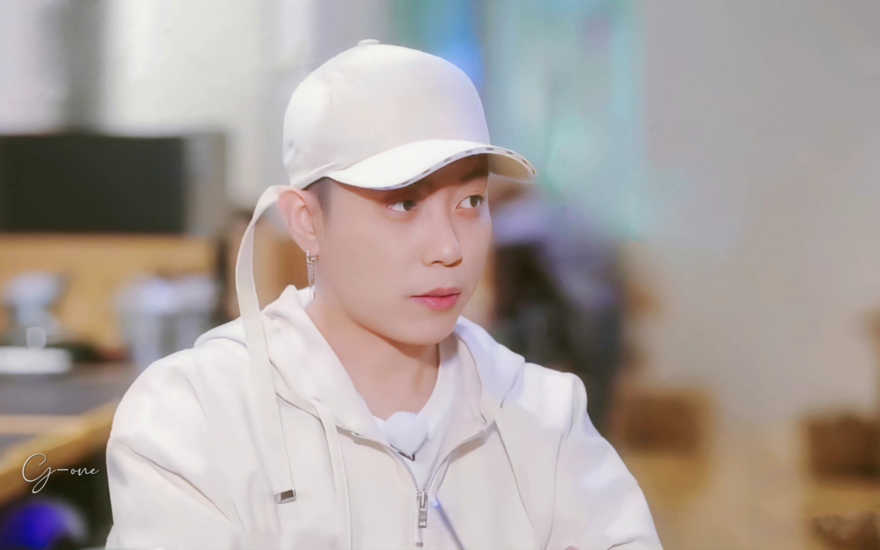 白衣少年殷志源