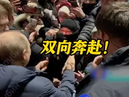 Скачать видео: 普京暖心问候在寒风中等待5小时的民众：手太凉了，赶紧回家吧！