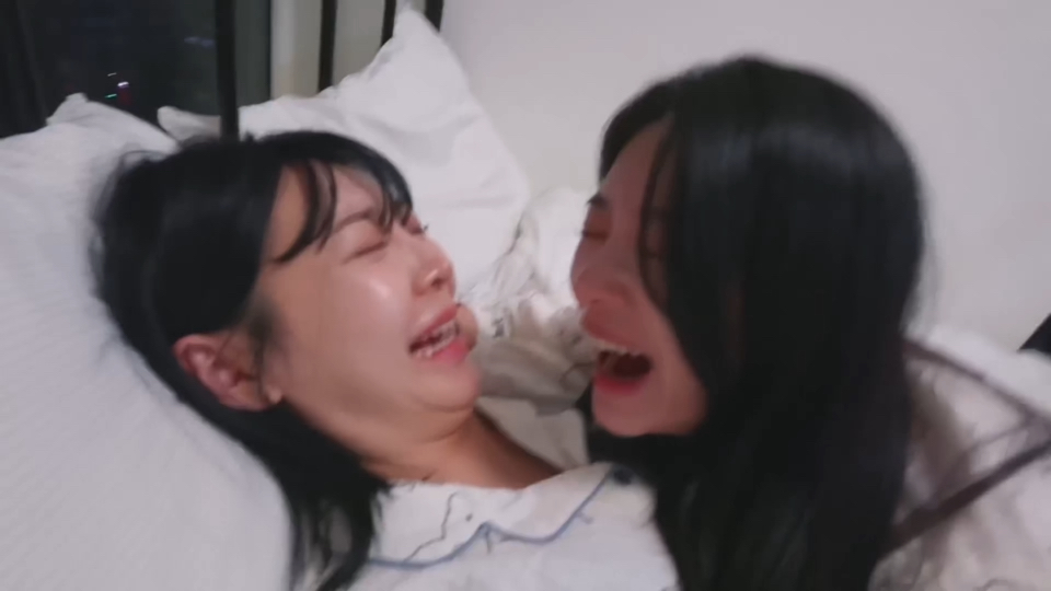 【4k60帧】】拉拉夫妻】女同志夫妻依偎在沙发上……|蕾丝|拉拉|女女