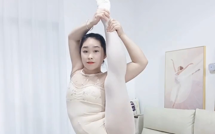 美女小姐姐:惊艳的一字马展示!