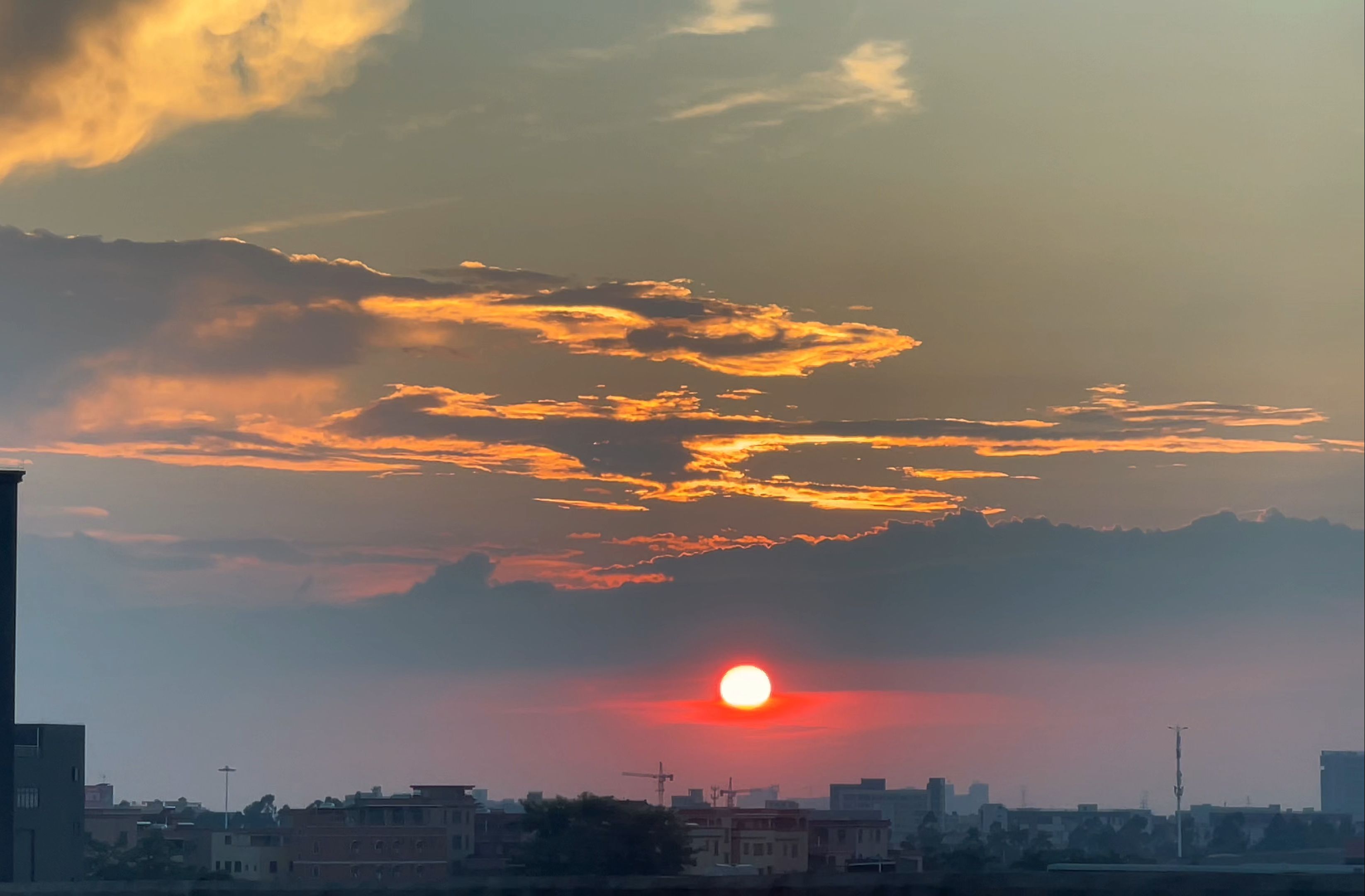 今天的日落夕阳和云朵也太好看了吧,忍不住的想分享给你