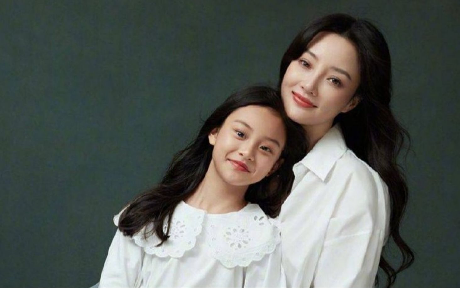 42岁李小璐晒近况,皮肤紧致似逆生长,认证甜馨和自己越来越像