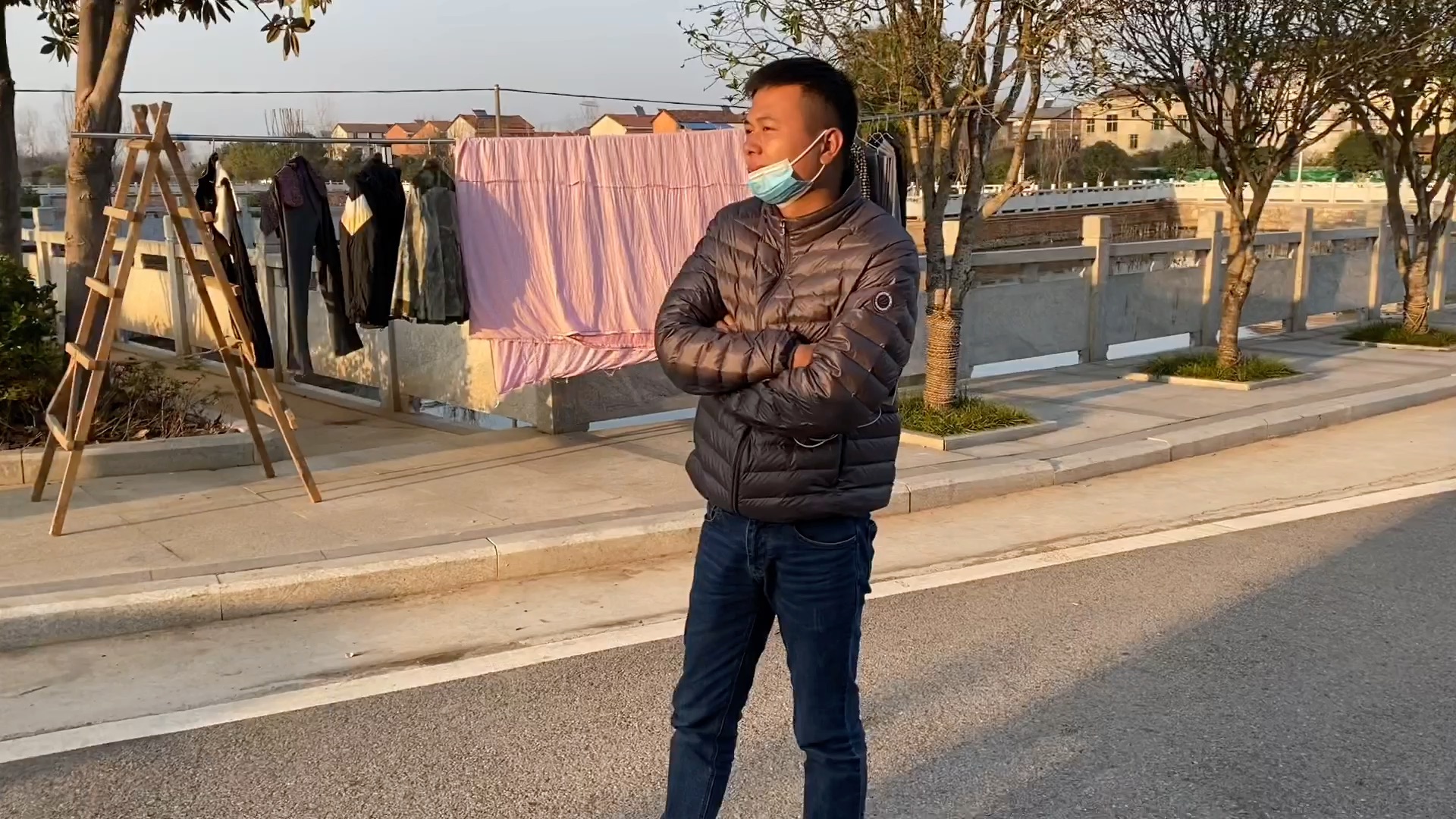 过年打工回来的农村小伙由于疫情封路正月十八了还没外出整天无所事事