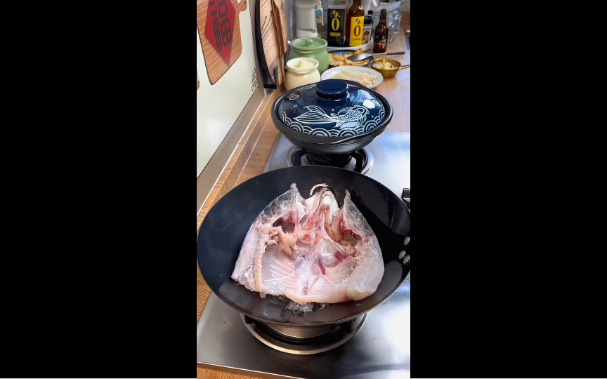 不加一滴水的砂锅鱼头豆腐煲,简直就是下饭神器,太香了