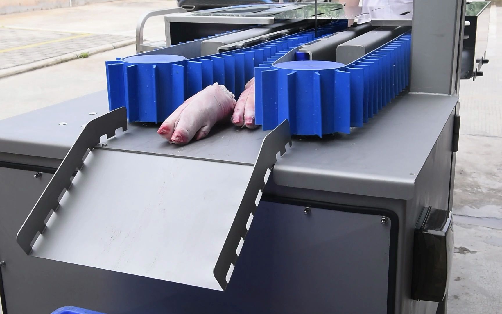 连续式猪脚切半机器,商用大型猪蹄分半设备