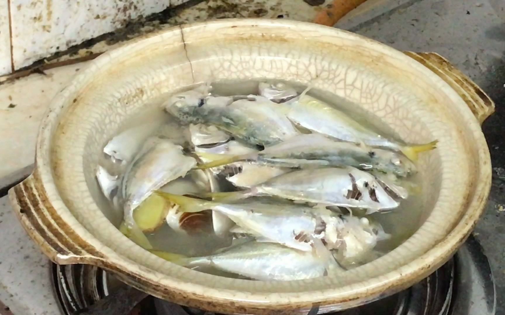 海边新鲜的结尾鱼,只需用盐水煲,那鲜味让人忍不住大赞太甜水了_哔哩