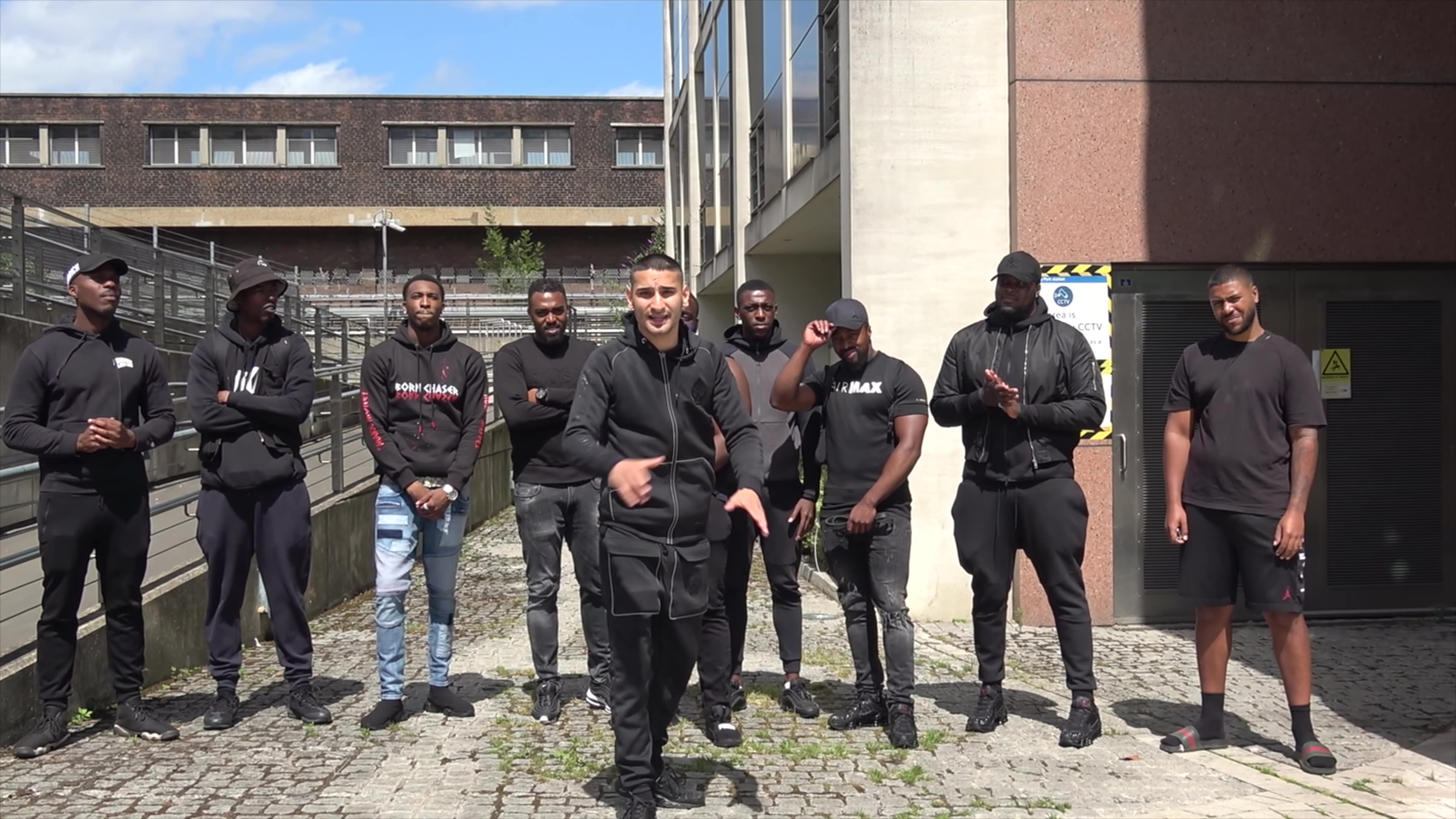 请路人帮忙对付一群大汉,路人会是什么反应?