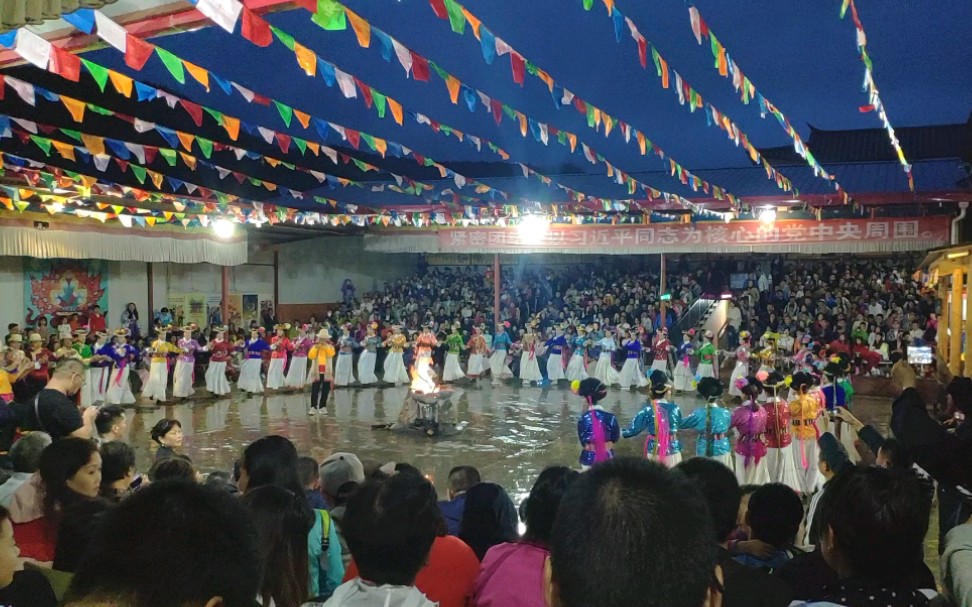 [图]【旅行小视频】泸沽湖大落水村篝火晚会 （晚上热闹极了）