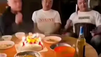 Tải video: 搞笑生日歌