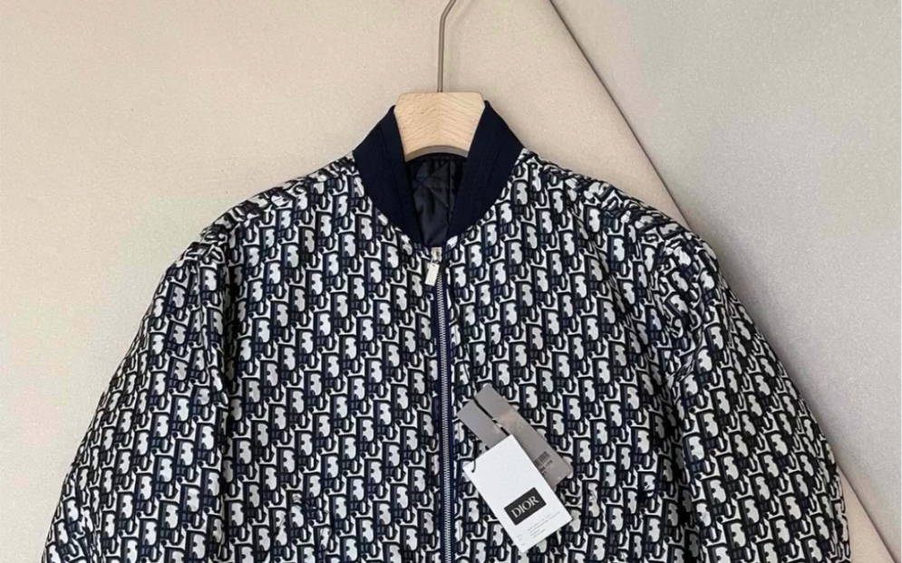 介绍一下高仿dior迪奥23最新款 经典老花94经典老花图案夹克外套
