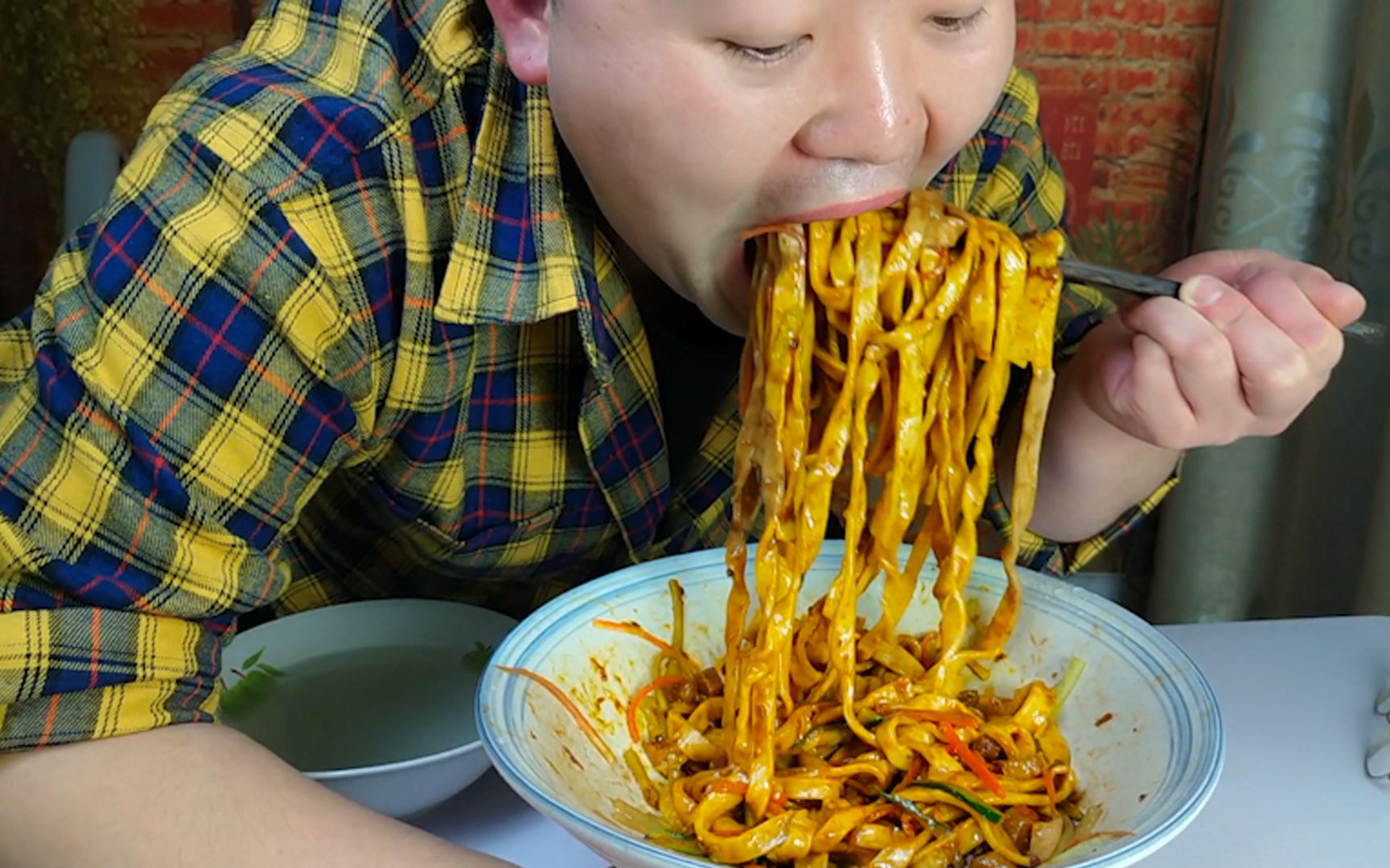 美食貓做老北京炸醬麵配上大蒜和麵湯大口吃面真過癮