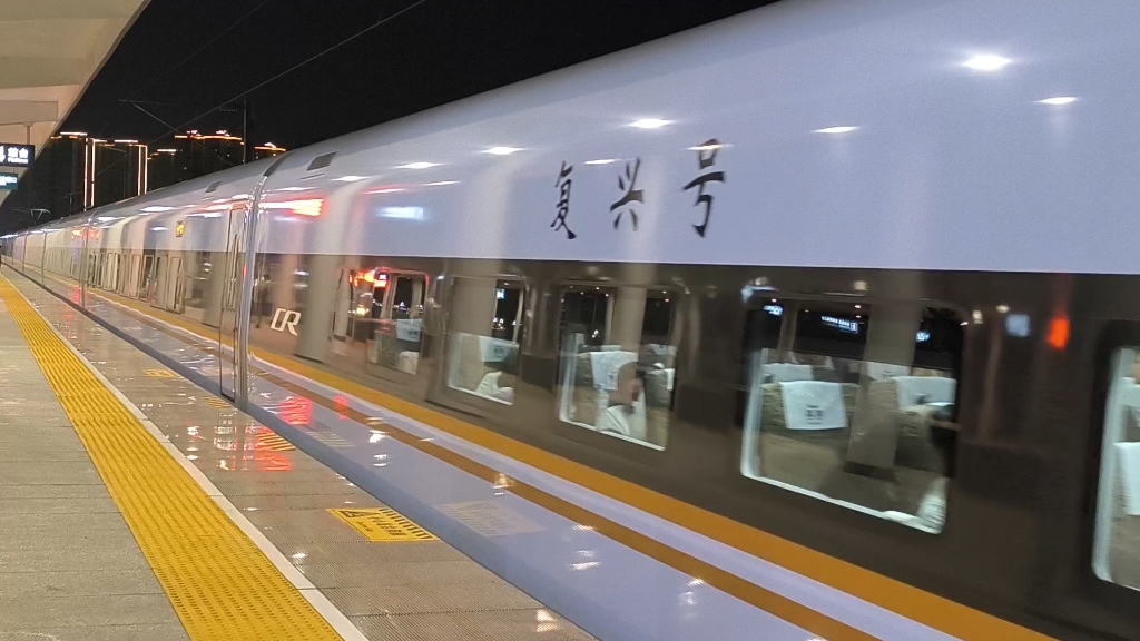 兰局银段d3558次列车咸阳北站进站